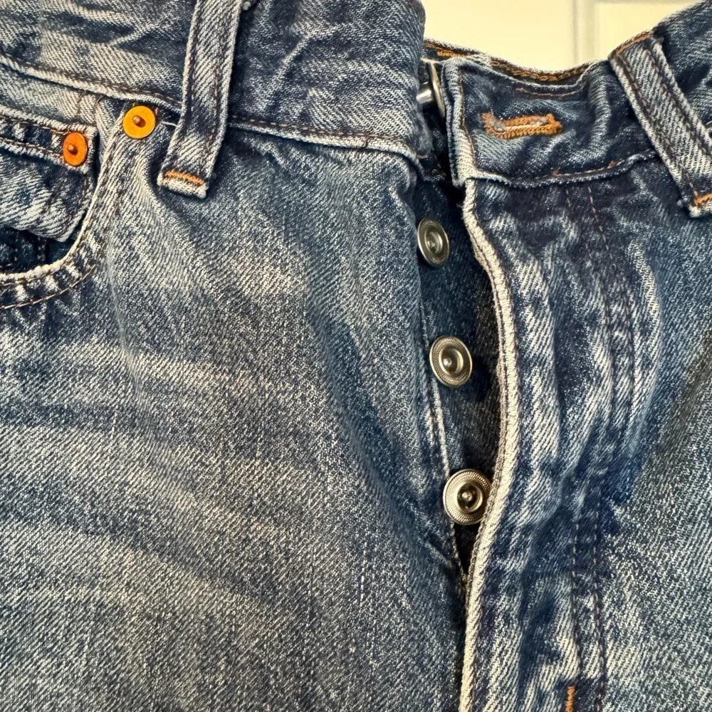 Madewell Darted Barrel Leg Jean (27) - Picture 9 of 14